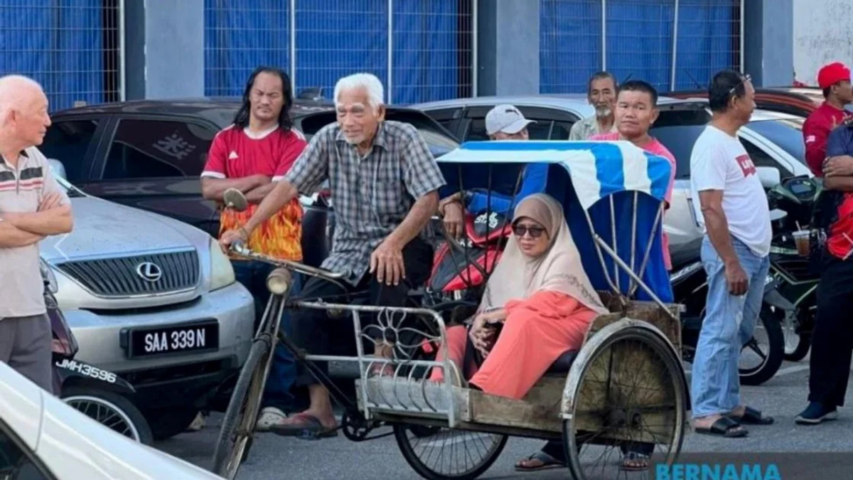 Anwar Honours 86-Year-Old Trishaw Rider Who Pedalled to Meet PM