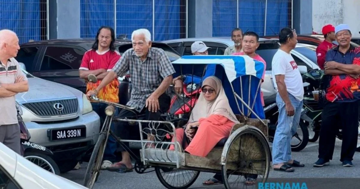 Anwar Honours 86-Year-Old Trishaw Rider Who Pedalled to Meet PM
