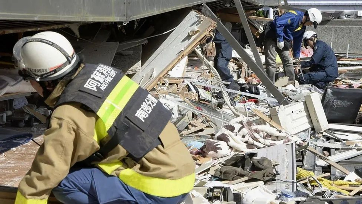 Major explosion at Kumamoto shopping mall traps dozens, triggers rescue operations
