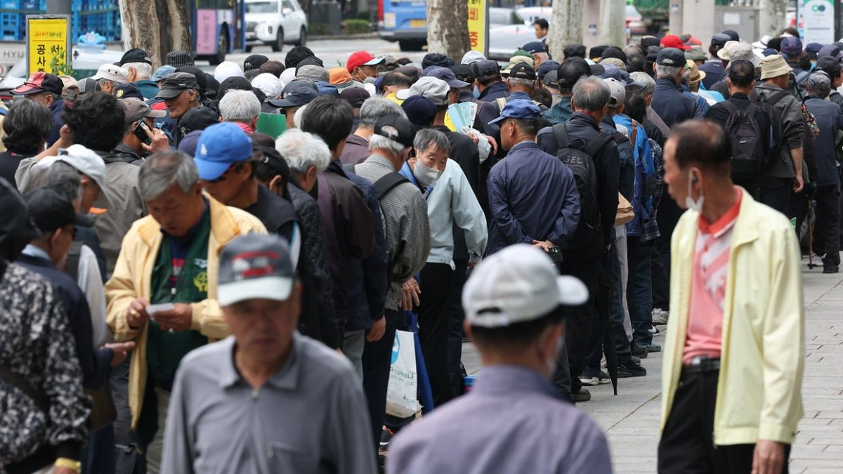 Seoul Weighs Fiscal Risk of Expanding Free Bus Fares for Elderly Residents