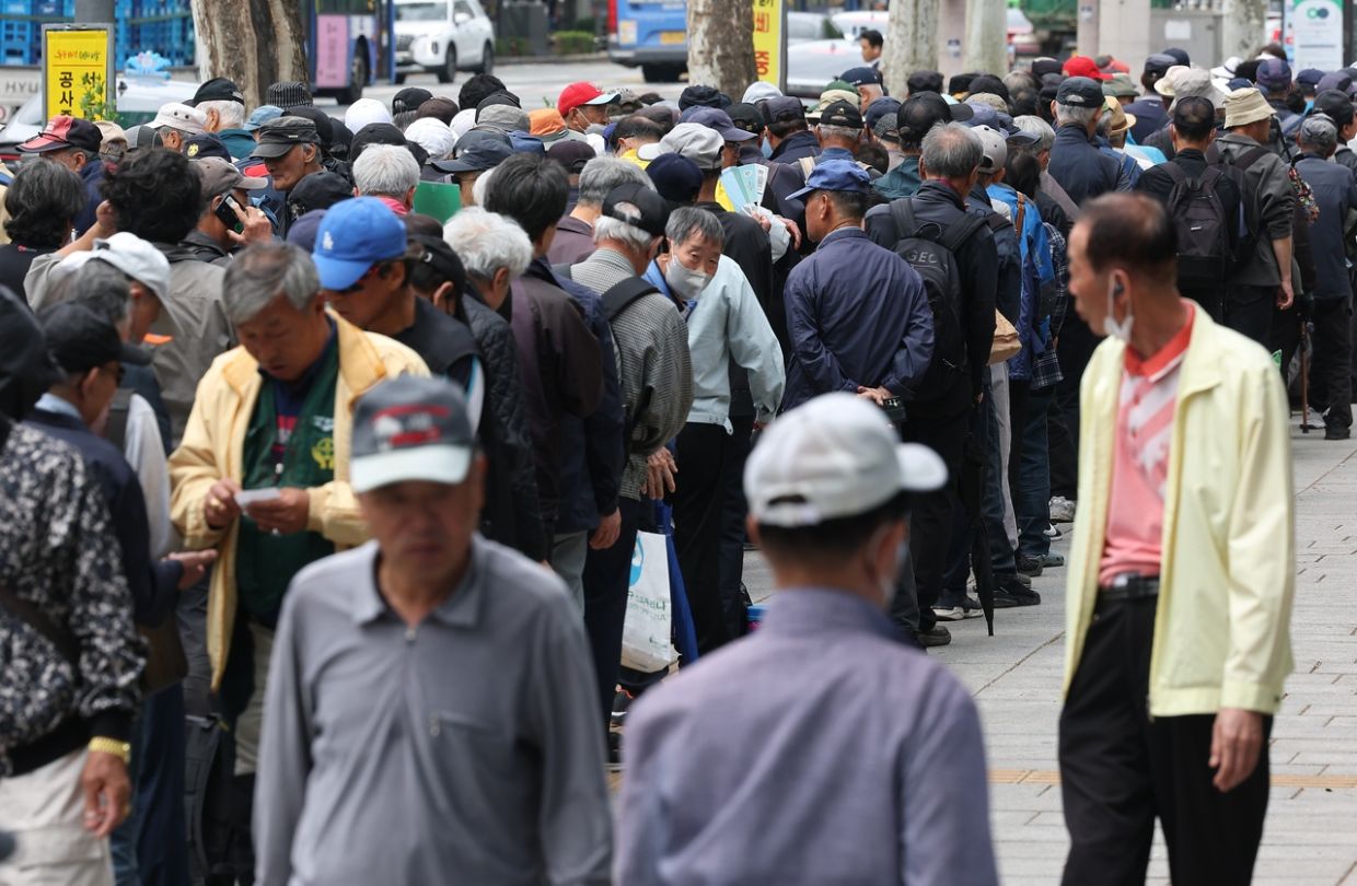 Seoul Weighs Fiscal Risk of Expanding Free Bus Fares for Elderly Residents