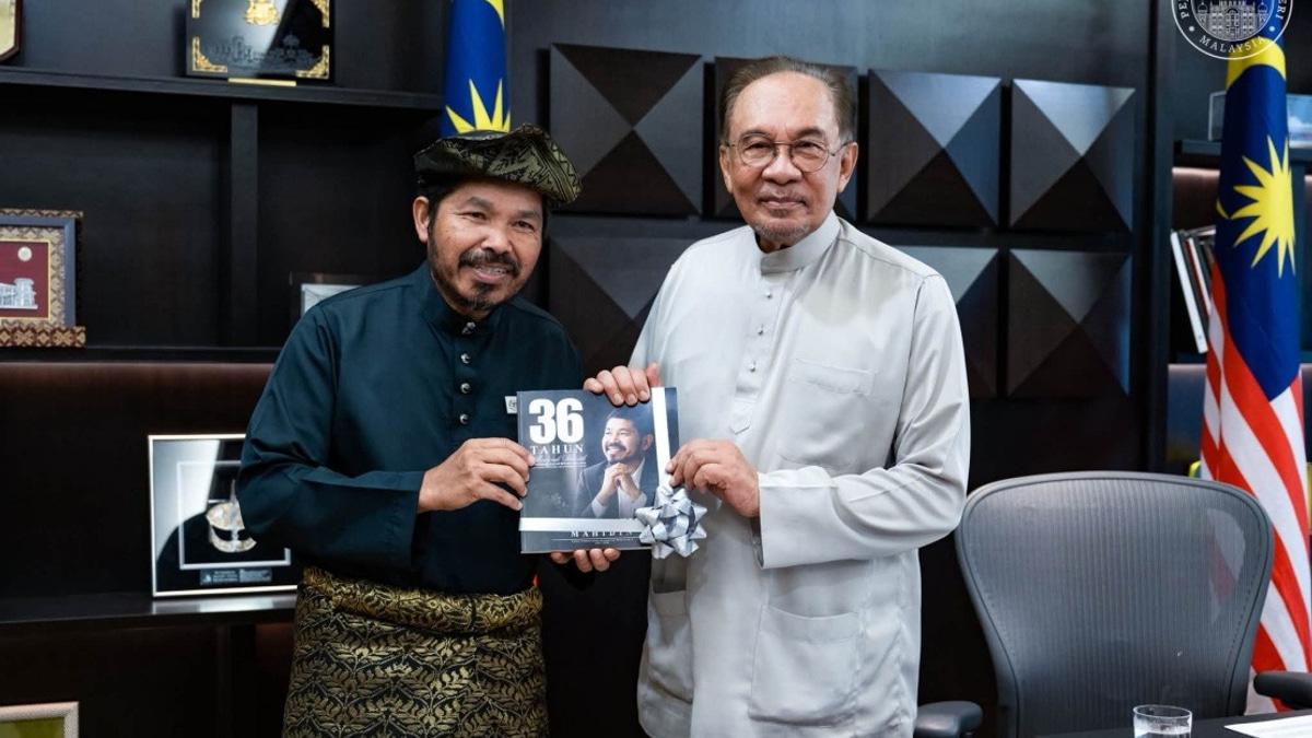 Chief Statistician Mohd Uzir Bids Farewell to PM Anwar Before Retirement