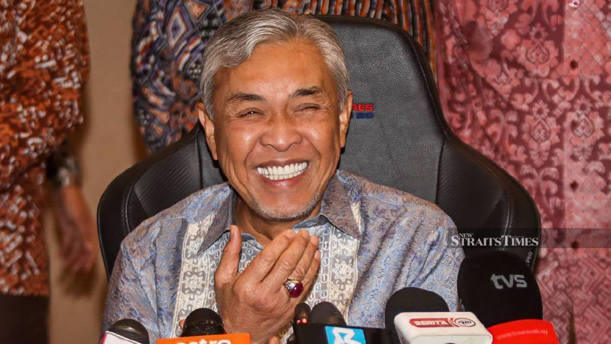 Zahid Responds to PM's Unity Pantun with Poetic Counter-Verse on Leadership