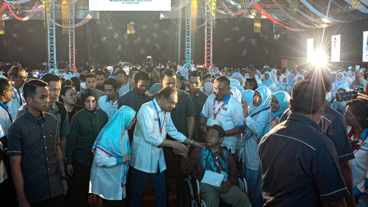Anwar Urges Pragmatism Over Emotion in Umno Dealings