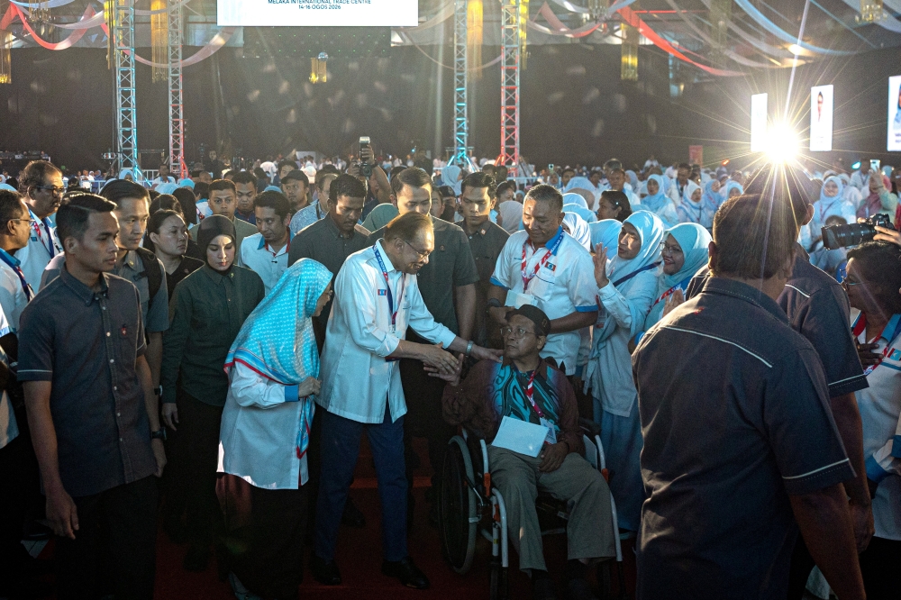 Anwar Urges Pragmatism Over Emotion in Umno Dealings