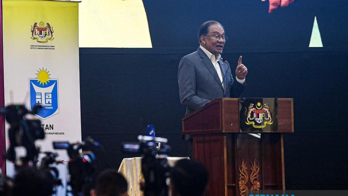 Anwar Ibrahim Clarifies Firm Tone with Civil Servants, Says He Speaks from the Heart