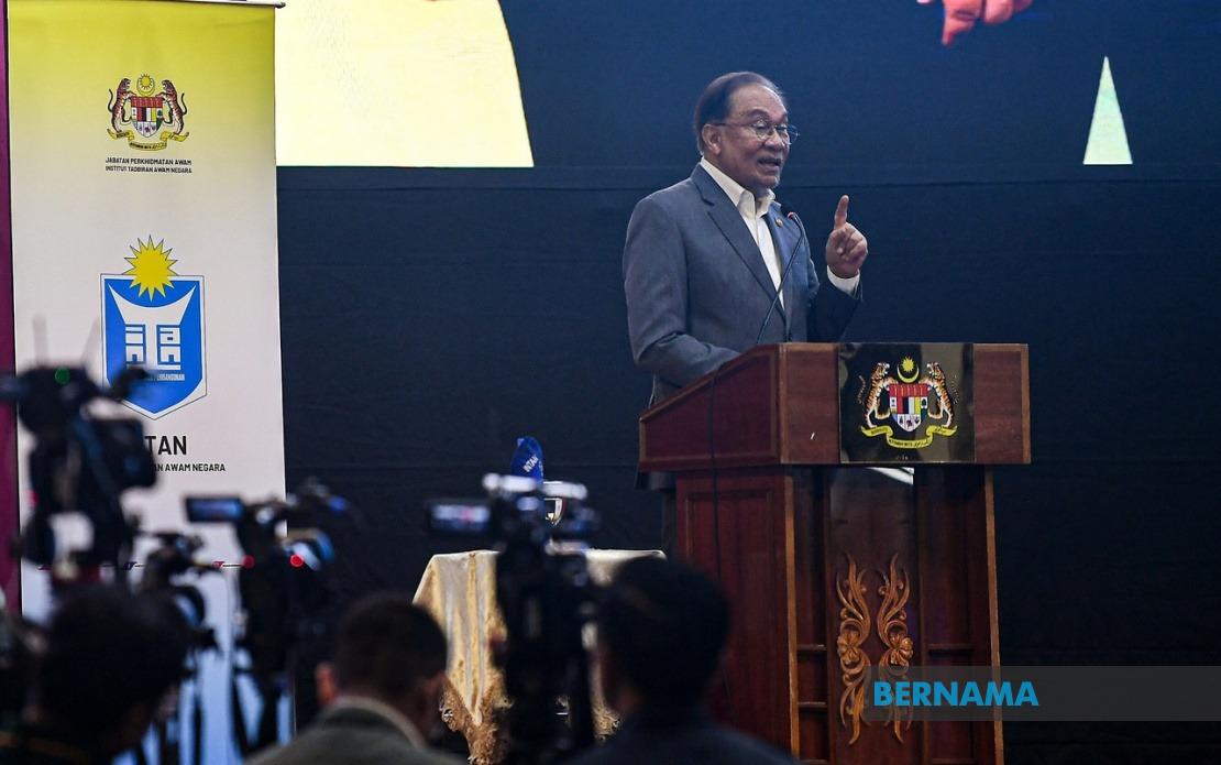 Anwar Ibrahim Clarifies Firm Tone with Civil Servants, Says He Speaks from the Heart