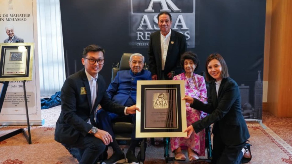 Tun M and Tun Siti Hasmah Honoured as Record-Breaking Centenarian Couple