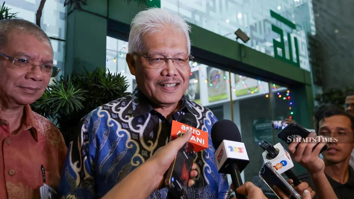 Hamzah Zainudin Returns to Opposition Leader Role as Parliament Seating Chart Reshuffled