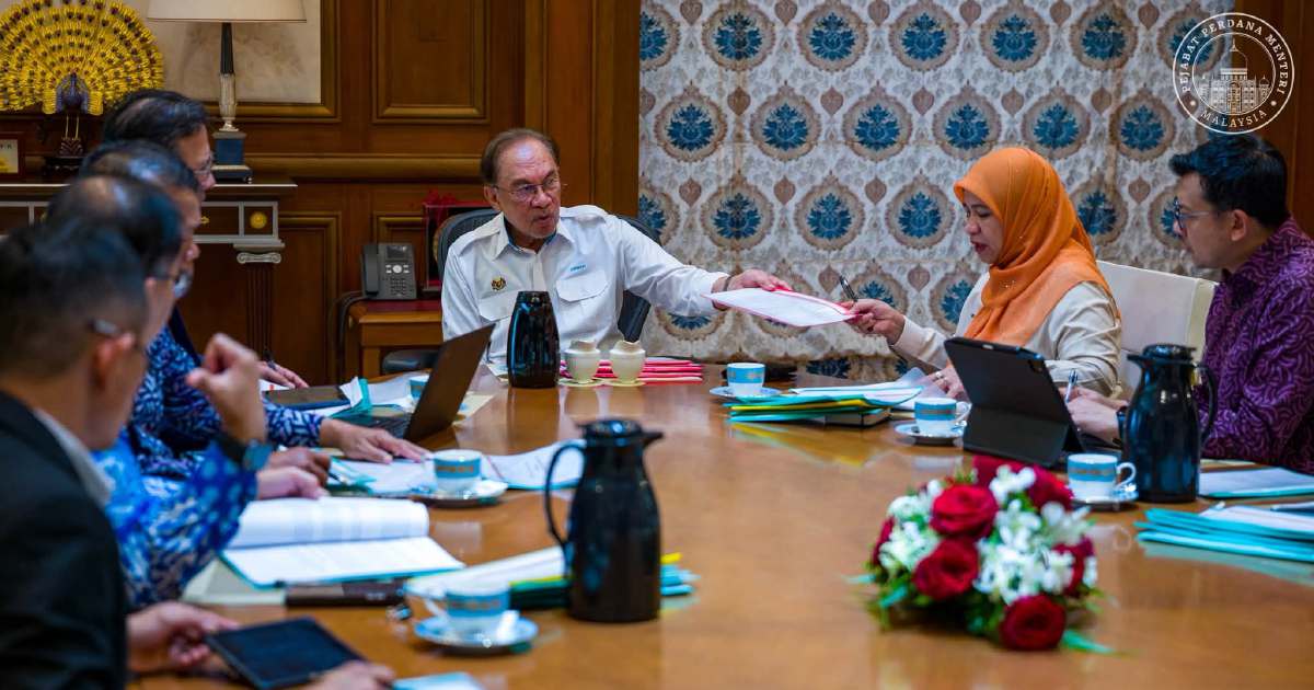 Anwar Pushes for Swift Action on Felda Settlers' Land and Housing Grievances