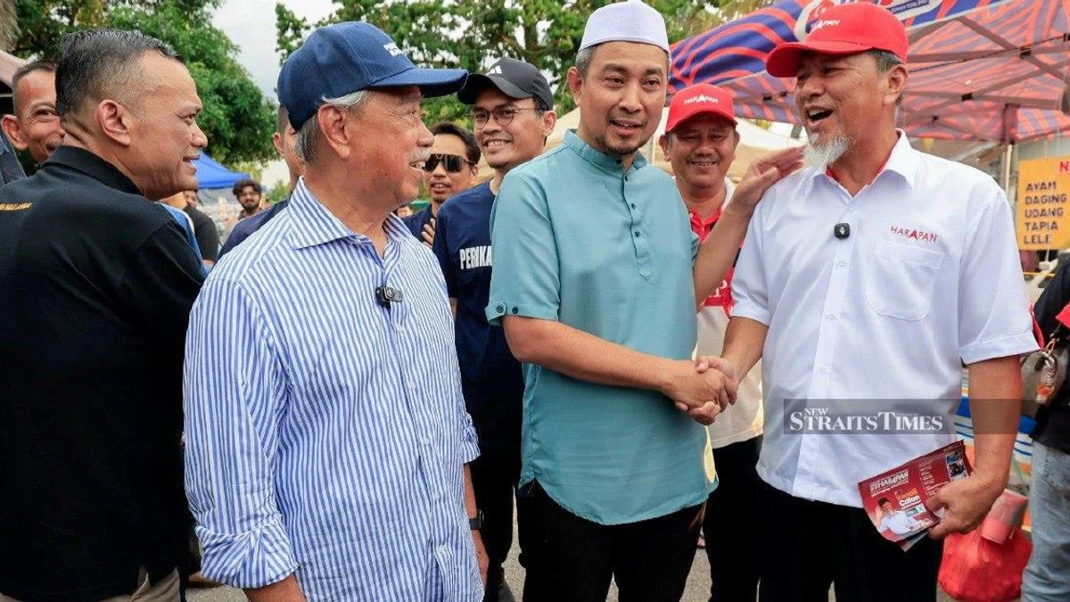 Johor Election Campaign Heats Up as Rival Candidates Meet at Night Market