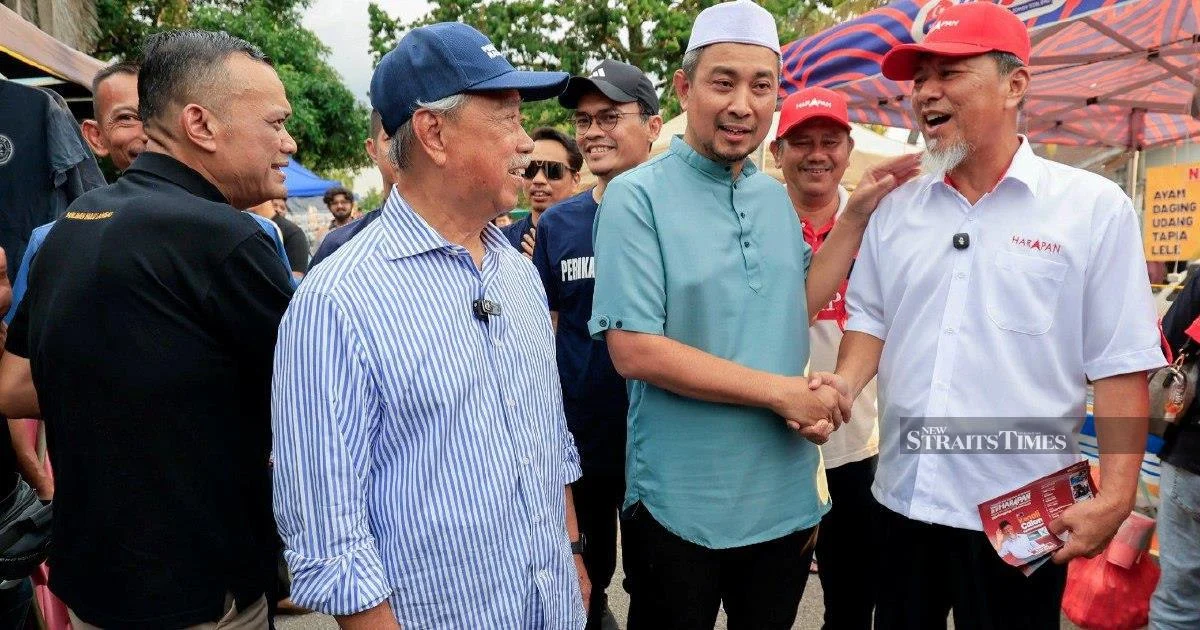Johor Election Campaign Heats Up as Rival Candidates Meet at Night Market