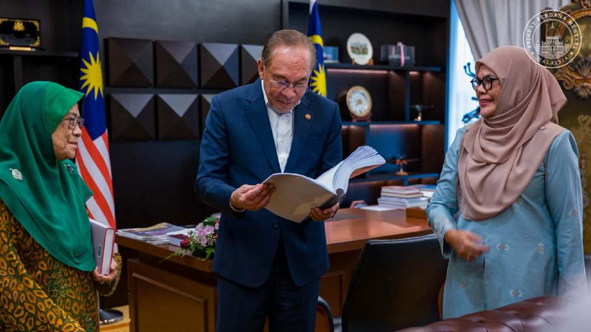 Anwar's Ideas in Print: PM Hopes New Book Becomes Blueprint for Nation-Building and Values