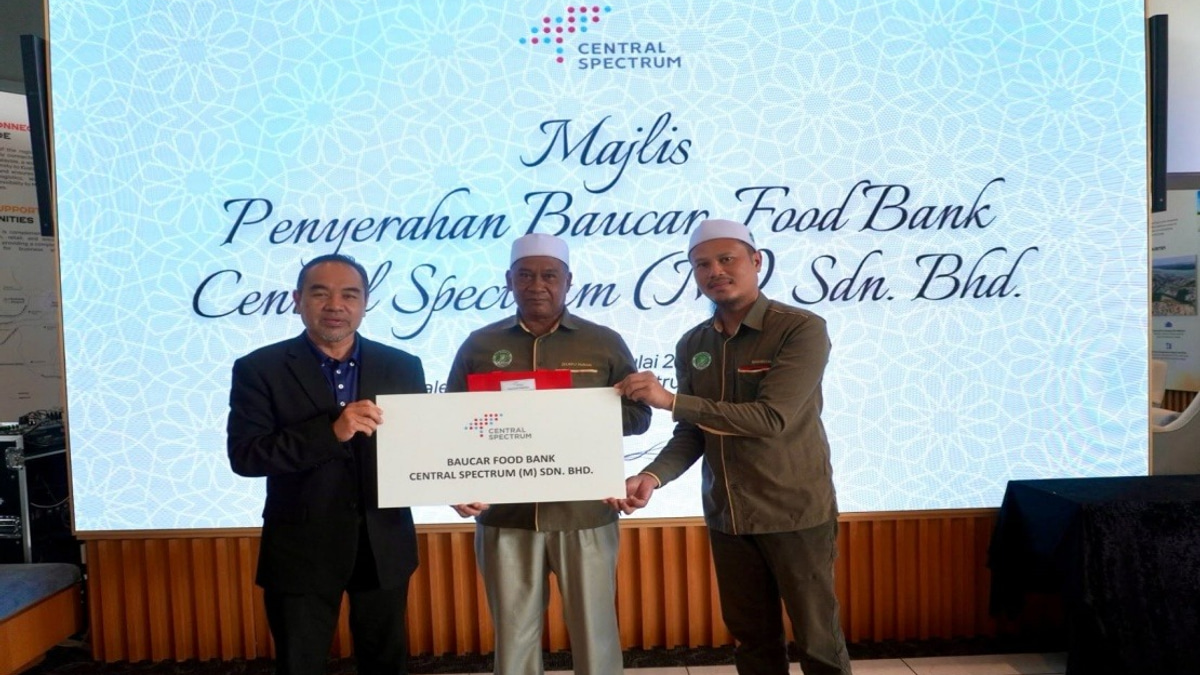 Central Spectrum Distributes RM10,000 Food Bank Aid to Pulau Indah Community