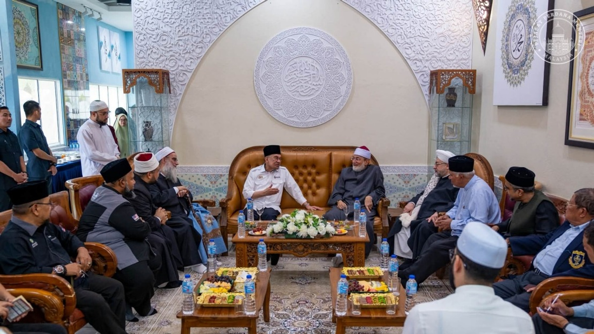 Anwar Ibrahim Meets Three Prominent Islamic Scholars in Malaysia