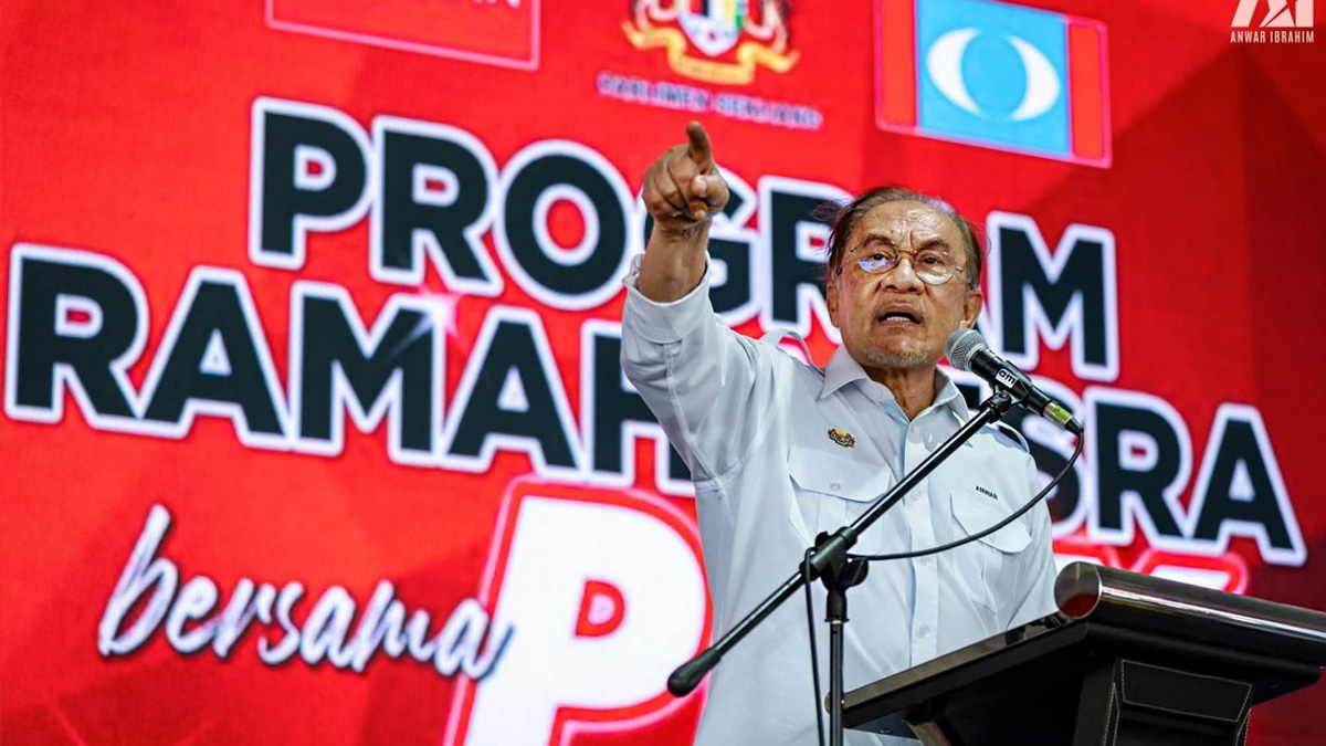 Anwar Pledges to Boost Durian Exports as Prices Fall