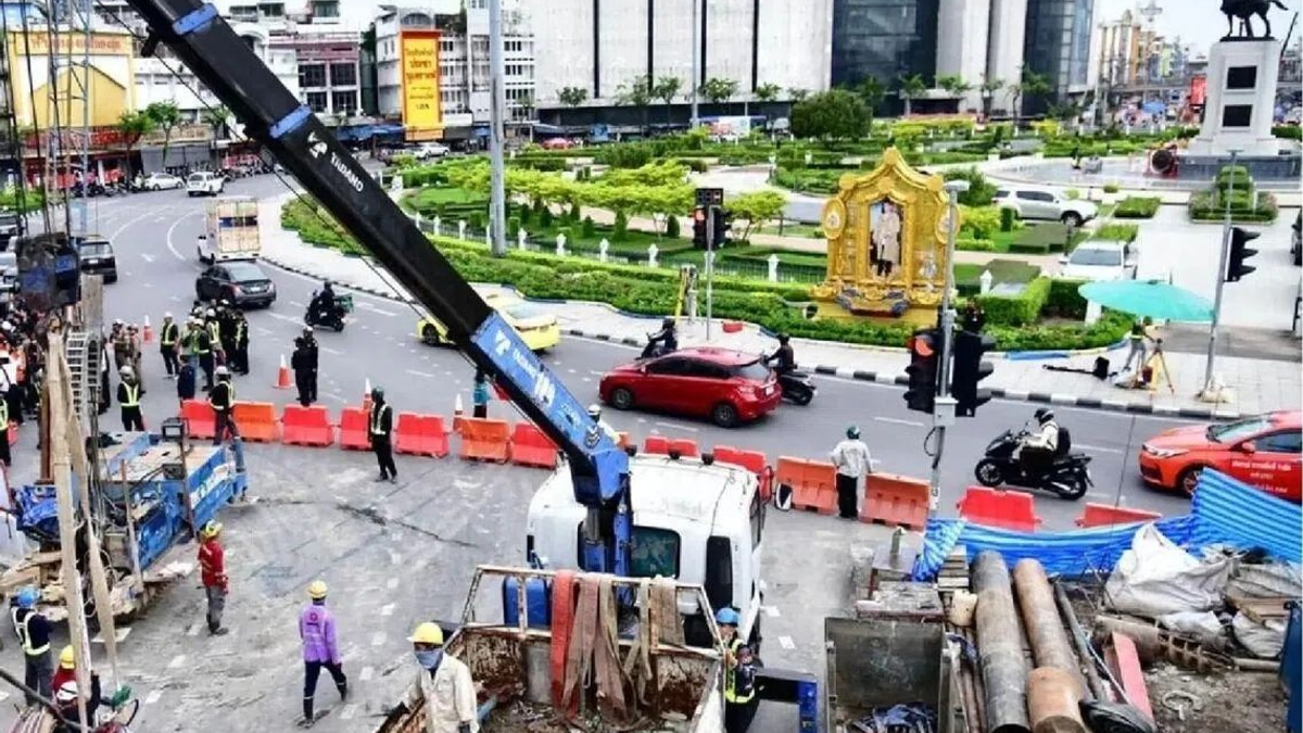 Bangkok Evacuates 60 Residents After Subway Construction Sinkhole Threatens Buildings