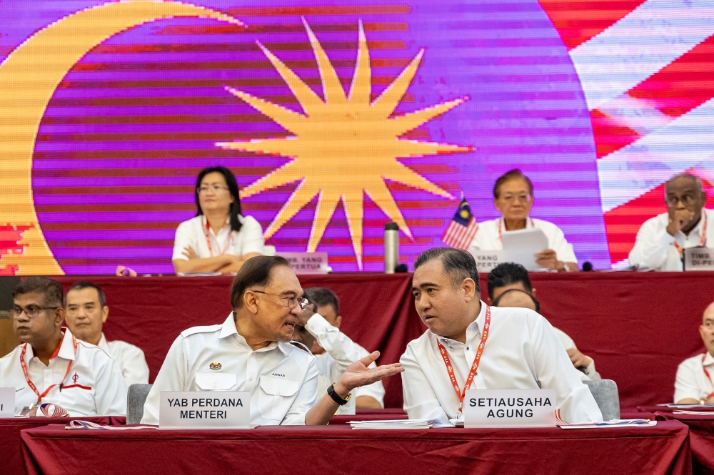 Anwar Calls on Melaka DAP to Stay the Course as Coalition Tensions Rise
