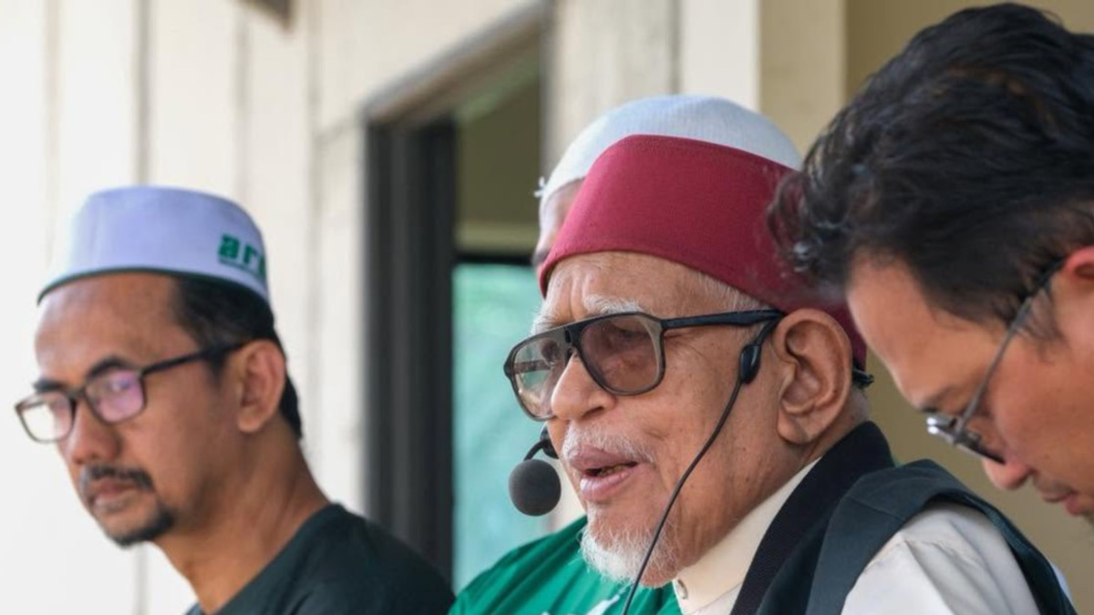 PAS President Hadi Calls for Broad Malay-Muslim Coalition, Invites MCA and MIC to 'Non-Extreme' Alliance
