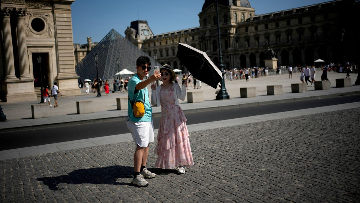 Securing Your Digital Life Before Travel: A Practical Tech Checklist for Asian Holidaymakers