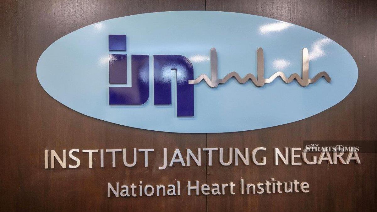 Anwar and wife visit Fadillah at National Heart Institute