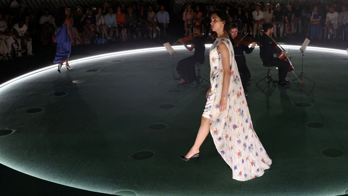 Bare Arms or Cover Up? How Women Navigate Fashion's Sleeveless Revolution