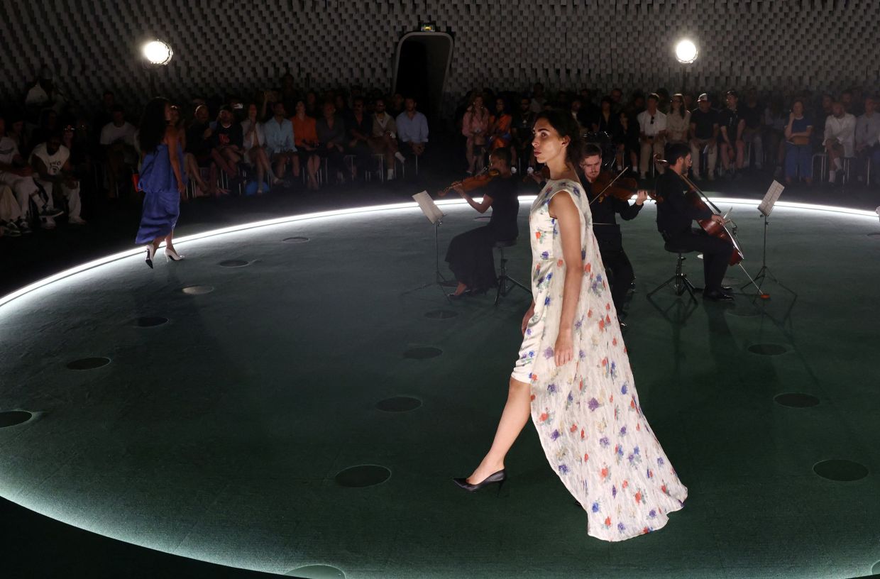Bare Arms or Cover Up? How Women Navigate Fashion's Sleeveless Revolution