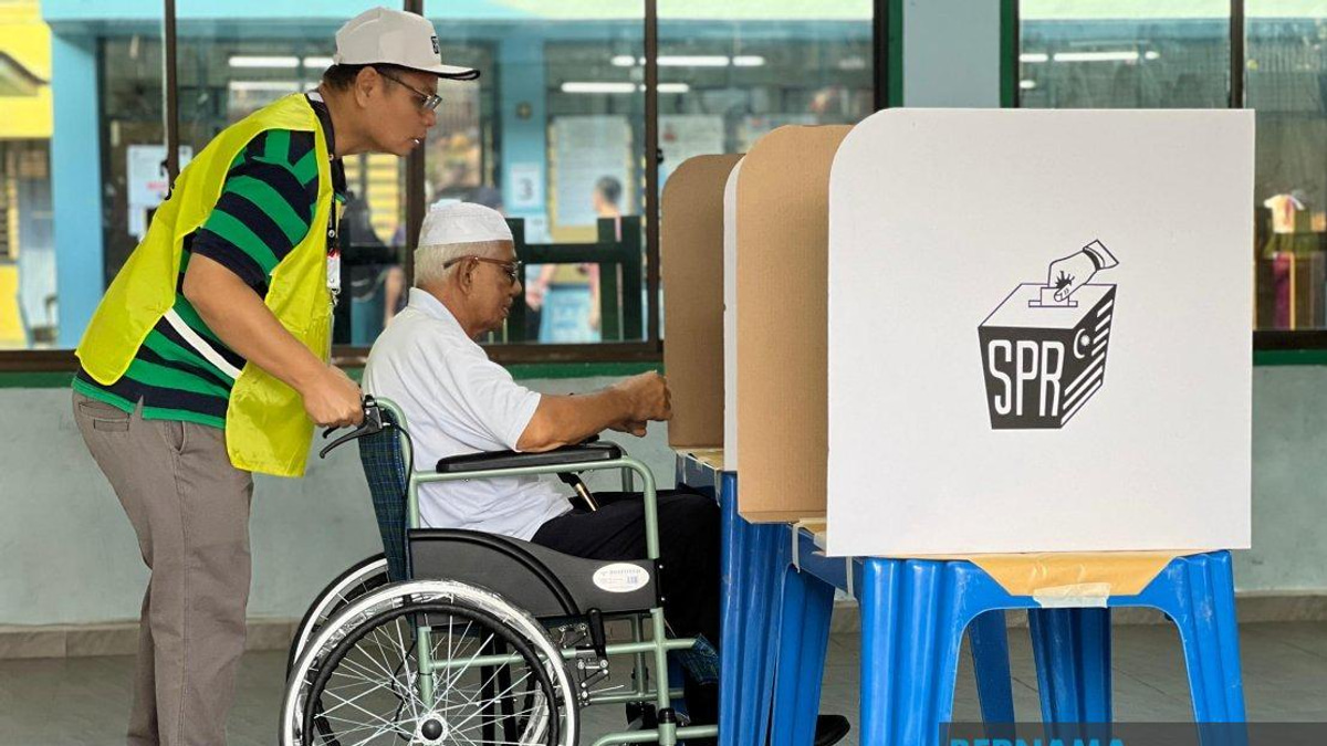 Johor's 1,076 Polling Centres Open for State Election Voting