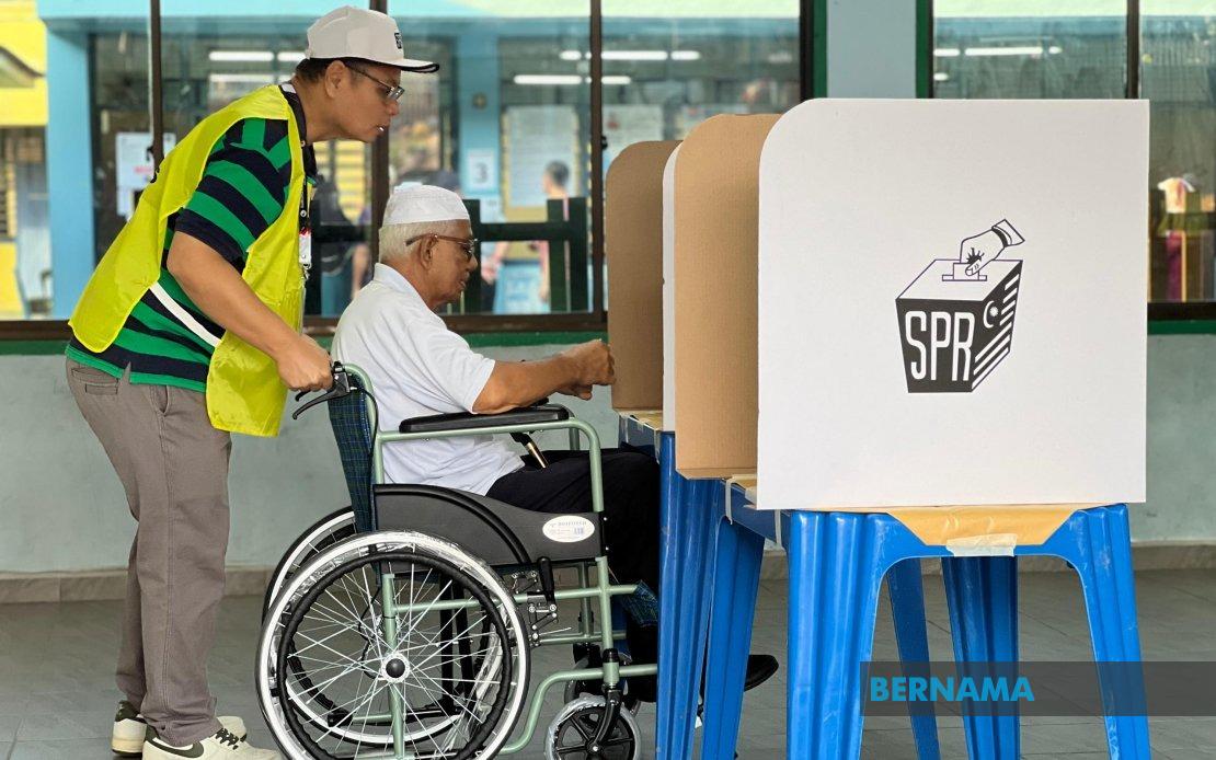 Johor's 1,076 Polling Centres Open for State Election Voting
