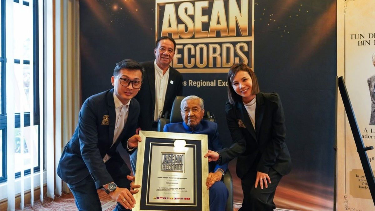 Dr Mahathir and Dr Siti Hasmah Claim Three Records as Centenarian Couple