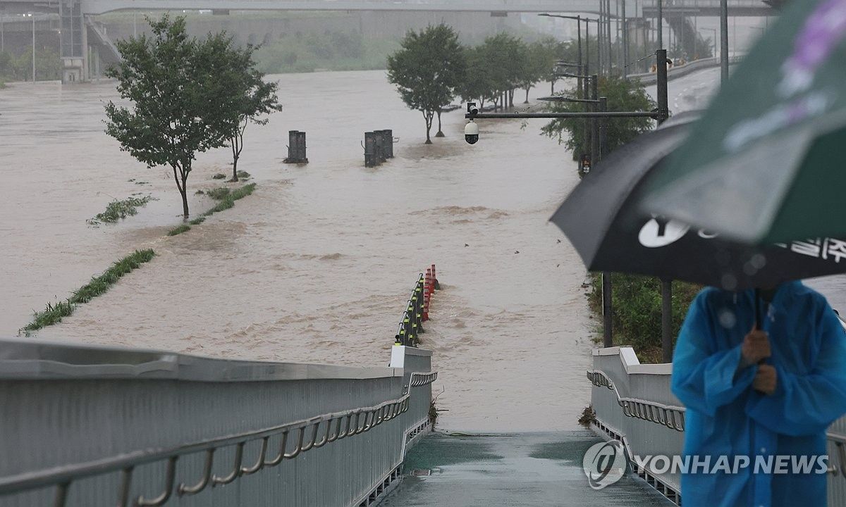 Seoul and eastern regions battered by heavy overnight rains; 10 national parks closed, hundreds of homes flooded