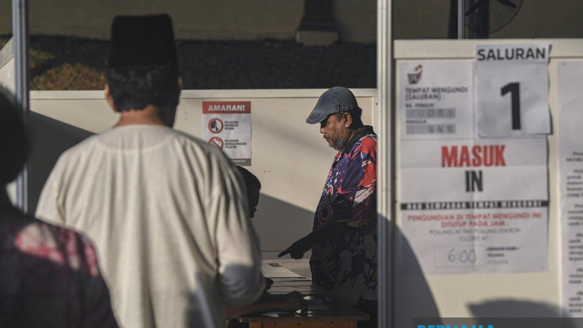 Federal Ministers Turn Out To Vote In Historic Johor State Election