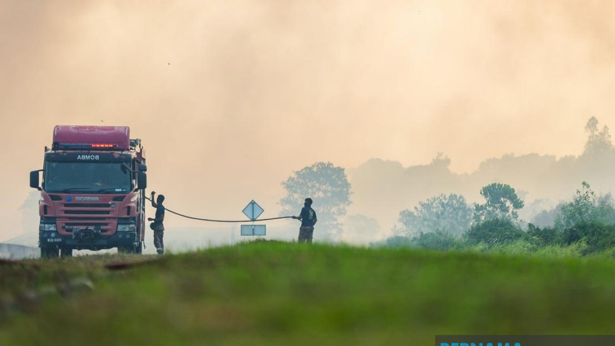 Firefighters Contain Over Half of Punggai-Sebana Cove Peatland Blaze in Johor