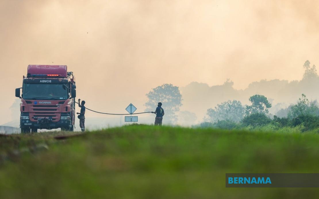 Firefighters Contain Over Half of Punggai-Sebana Cove Peatland Blaze in Johor