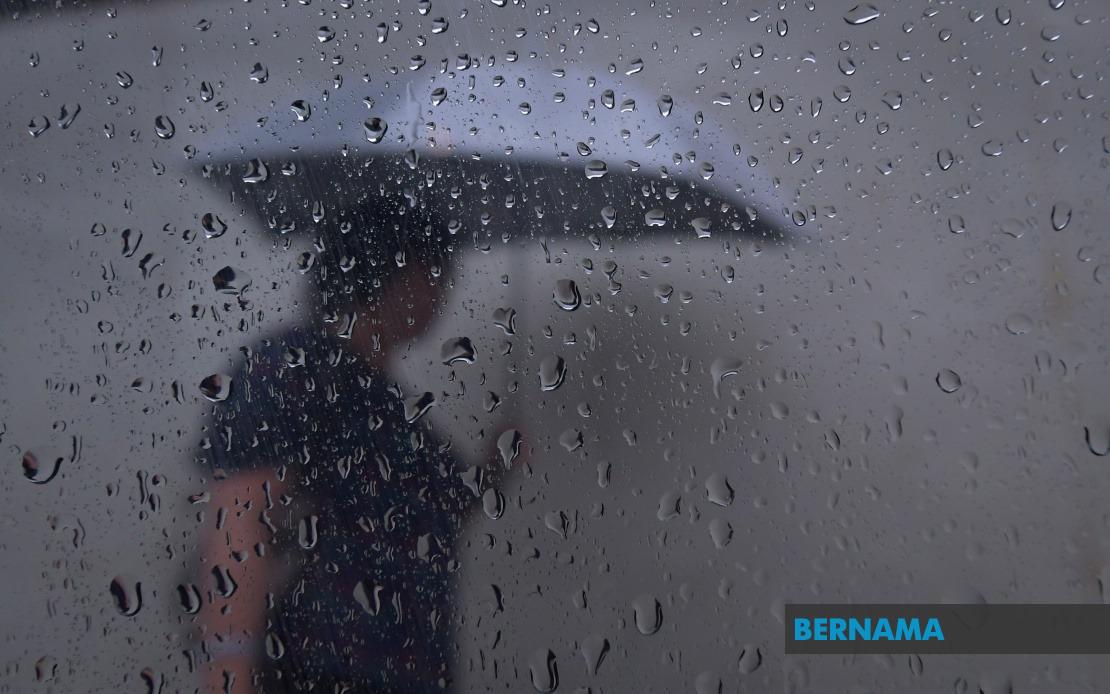 Johor Early Voters Face Morning Showers Across Four Districts on Election Day