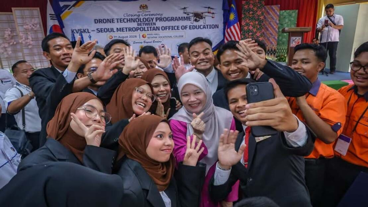 Education Minister Challenges Setapak Vocational Students to Deploy Drones for Campus Security