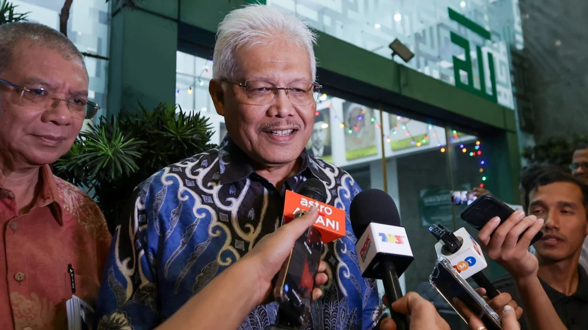 PN Chief Whip Files Formal Notice to Reappoint Hamzah Zainudin as Opposition Leader