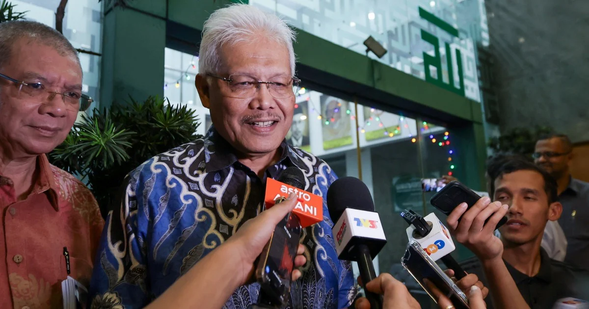 PN Chief Whip Files Formal Notice to Reappoint Hamzah Zainudin as Opposition Leader