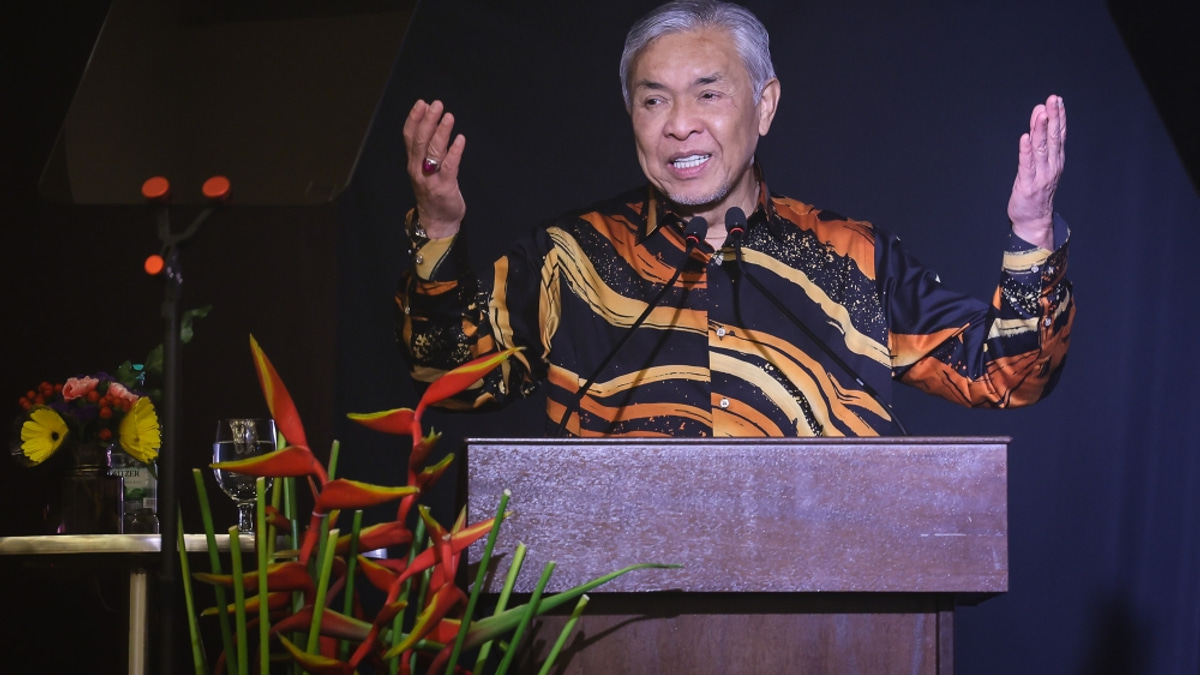 Zahid Declares 'Blue Wave' Momentum After Johor and Negeri Sembilan Victories