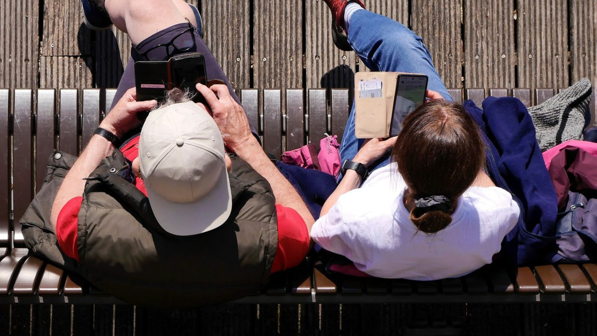 Screen-Absorbed Parents Risk Damaging Long-Term Bonds with Children, Research Warns