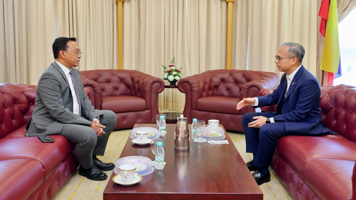 Communications Minister Fahmi Meets Incoming Ambassador to Lebanon