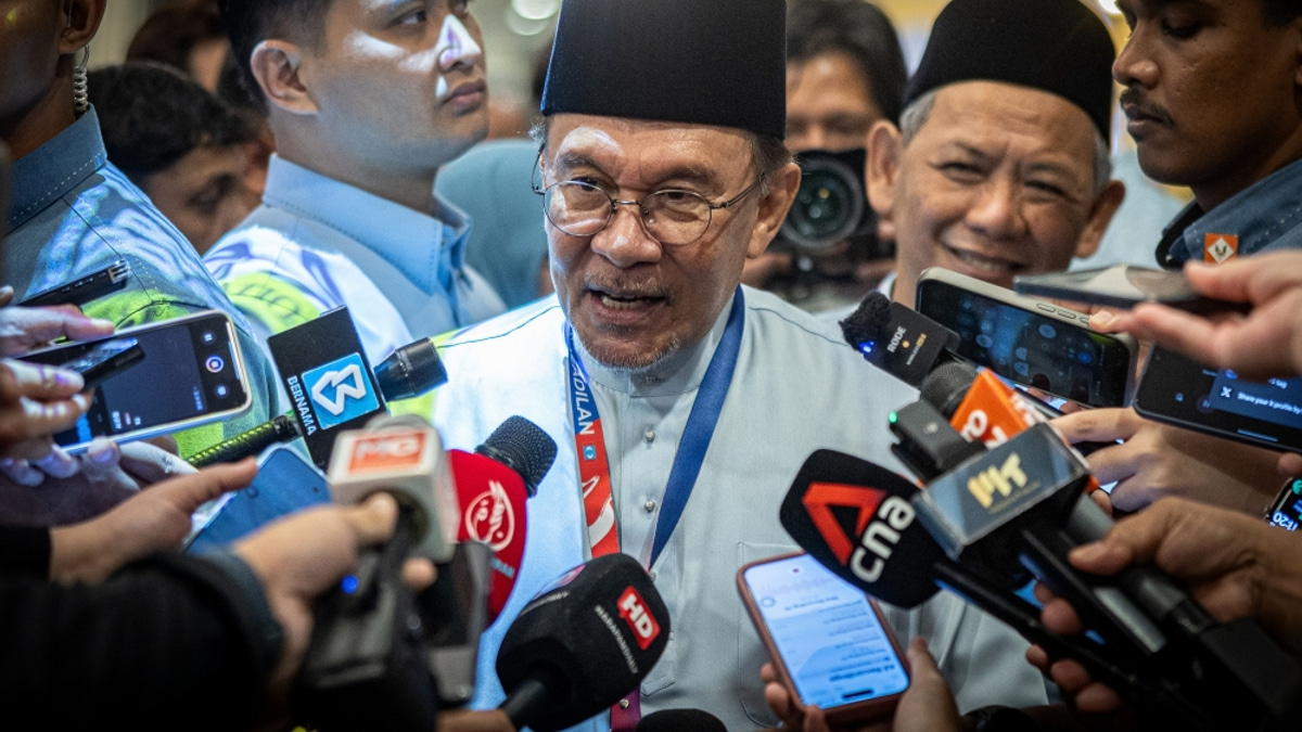 Anwar Rejects Zahid Rift Claims, Reaffirms Commitment to Stability
