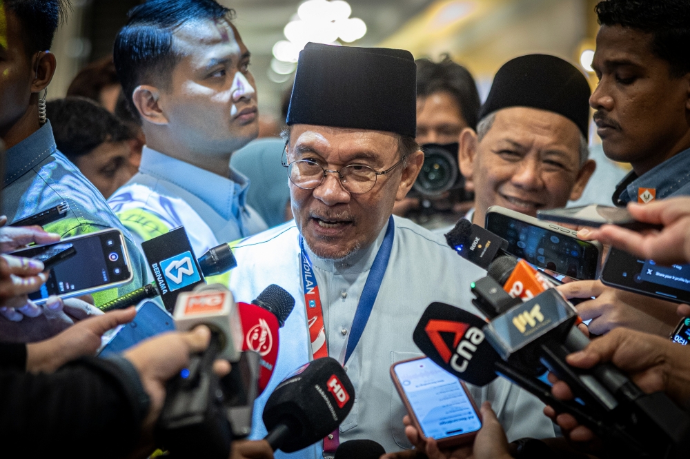 Anwar Rejects Zahid Rift Claims, Reaffirms Commitment to Stability