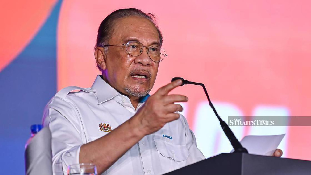 Anwar Announces Seven-Point Support Package for Felda Settlers Across Housing, Education and Digital Services