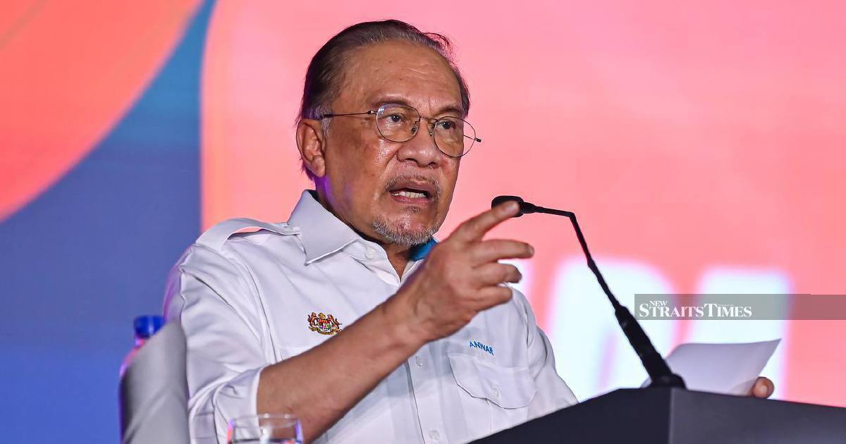 Anwar Announces Seven-Point Support Package for Felda Settlers Across Housing, Education and Digital Services