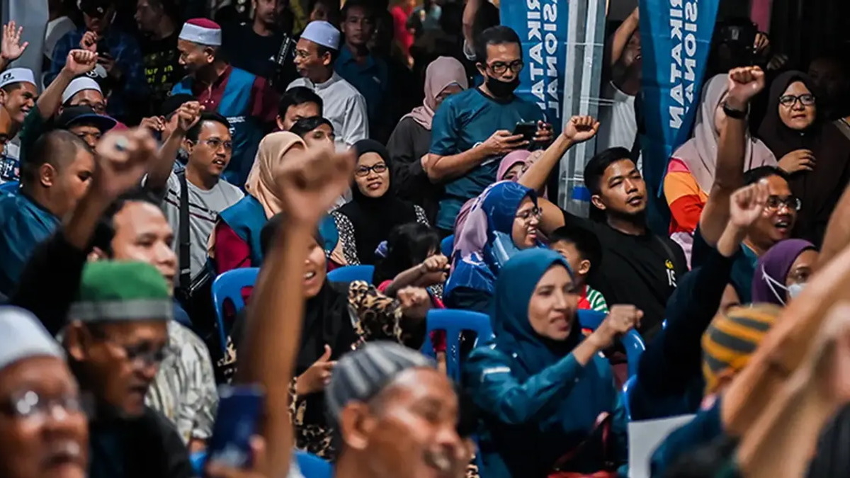 Young PN Supporters In Dark About PAS-Bersatu Split, Survey Finds