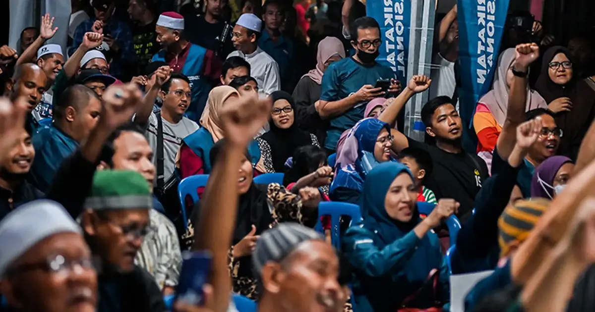 Young PN Supporters In Dark About PAS-Bersatu Split, Survey Finds