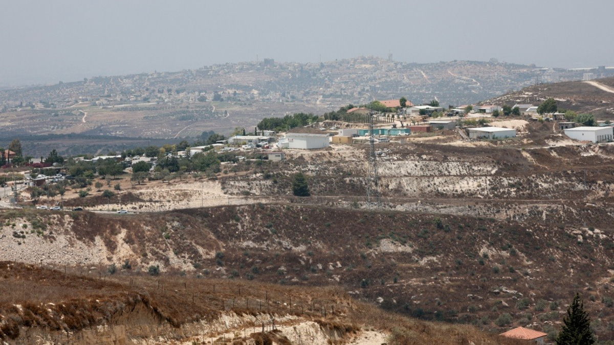 Israeli Forces Injure Palestinians in East Jerusalem, Seize Property in West Bank