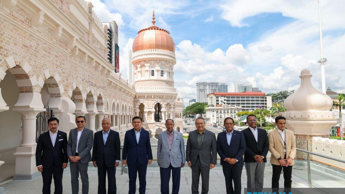 Sultan of Kedah Tours Restored Sultan Abdul Samad Building in Kuala Lumpur