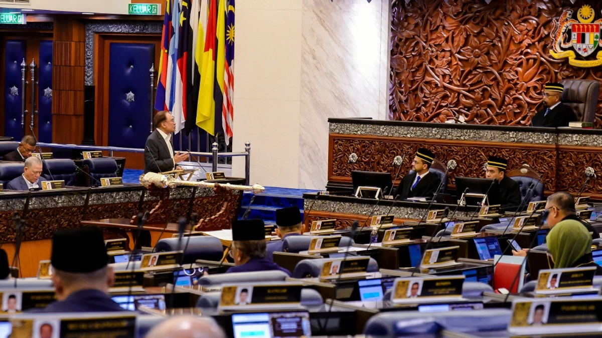 Federal Government Cannot Bear All State Spending Bills, Says Anwar Ibrahim